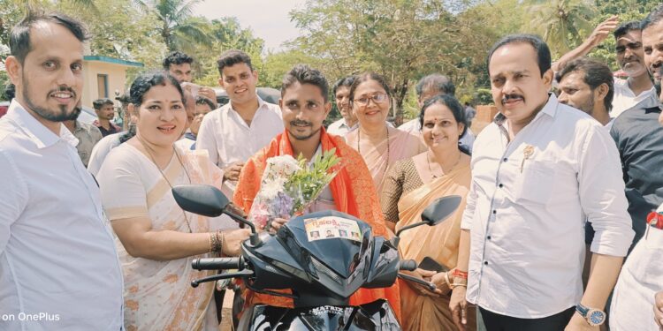 ಗೃಹ ಲಕ್ಷ್ಮಿ ಹಣದಿಂದ ಗಂಡನಿಗೆ ಸ್ಕೂಟರ್ ಕೊಡಿಸಿದ ಮಹಿಳೆ