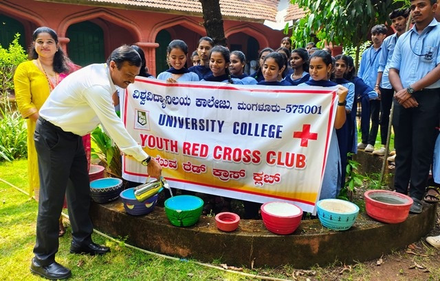 ಪಕ್ಷಿಗಳಿಗೆ ನೀರಿಡುವ ಕಾರ್ಯ ಶ್ಲಾಘನೀಯ: ಪ್ರೊ. ಗಣಪತಿ ಗೌಡ
