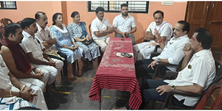 ಪುತ್ತೂರು : ಶ್ರೀ ಮಹಾಲಿಂಗೇಶ್ವರ ದೇವಾಲಯದ ಅಭಿವೃದ್ಧಿ ಸಂಬಂಧಿತ ಸಭೆ : ಅಯ್ಯಪ್ಪ ಗುಡಿ, ನವಗ್ರಹ ಗುಡಿ, ನಾಗನ ಸಾನಿಧ್ಯ ಸ್ಥಳಾಂತರಕ್ಕೆ ಪ್ರಶ್ನಾ ಚಿಂತನೆ