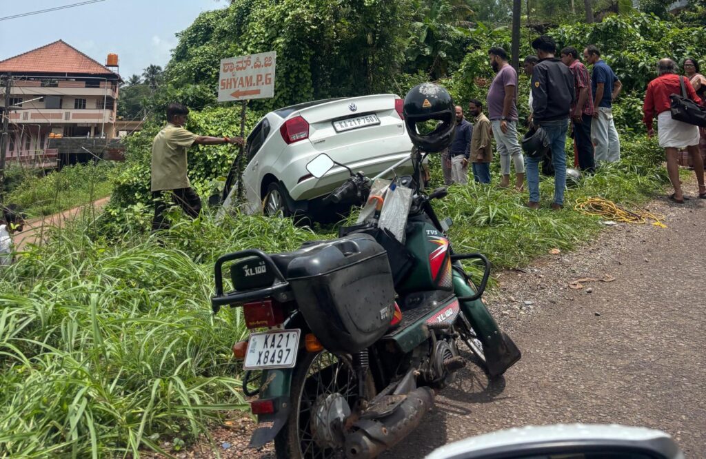 ಪುತ್ತೂರು: ನಿಯಂತ್ರಣ ತಪ್ಪಿ ಗುಂಡಿಗೆ ಬಿದ್ದ ಕಾರು