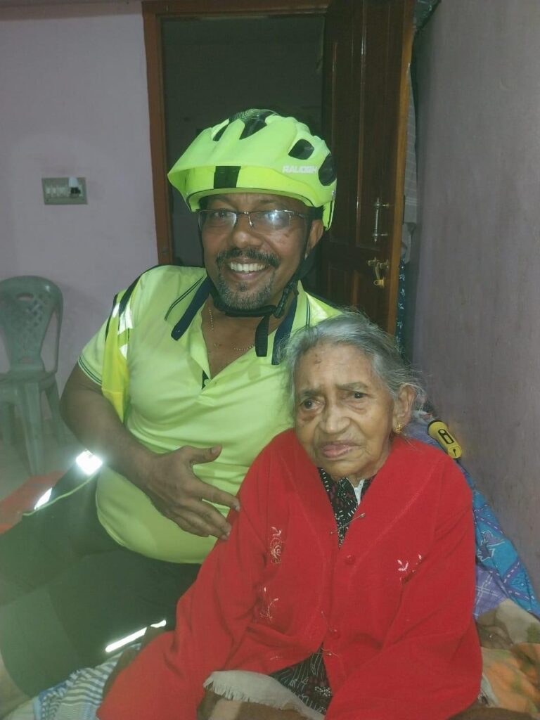 ಮುಂಗಾರು ಮಳೆಯಲ್ಲಿ ಡಾ. ವಿನ್ಸೆಂಟ್ ಅಳ್ವಾರ ಸೈಕಲ್ ಸವಾರಿ
