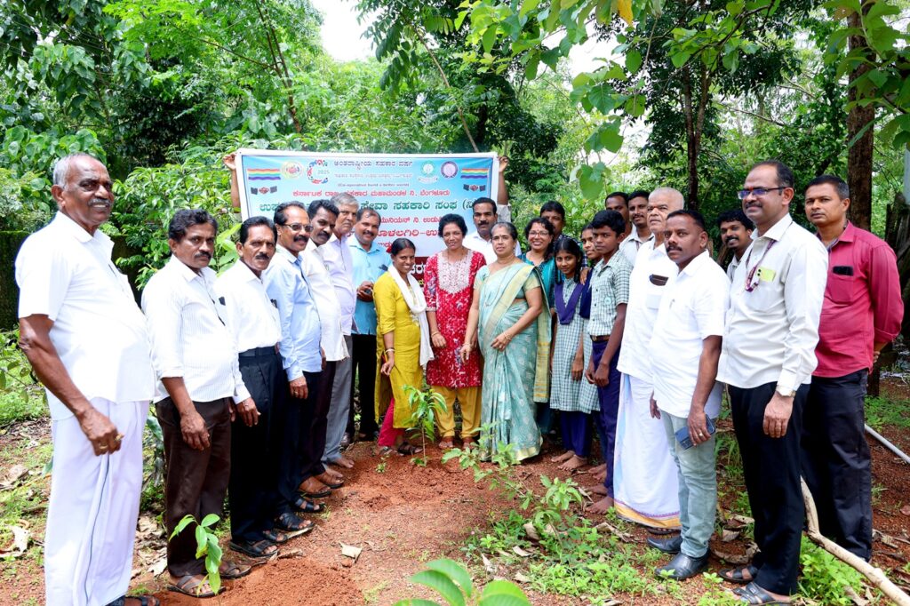 ಉಪ್ಪೂರು ವ್ಯವಸಾಯ ಸೇವಾ ಸಹಕಾರಿ ಸಂಘದಿಂದ “ತಾಯಿಯ ಹೆಸರಿನಲ್ಲಿ ಒಂದು ಗಿಡ” ನೆಡುವ ಕಾರ್ಯಕ್ರಮ.