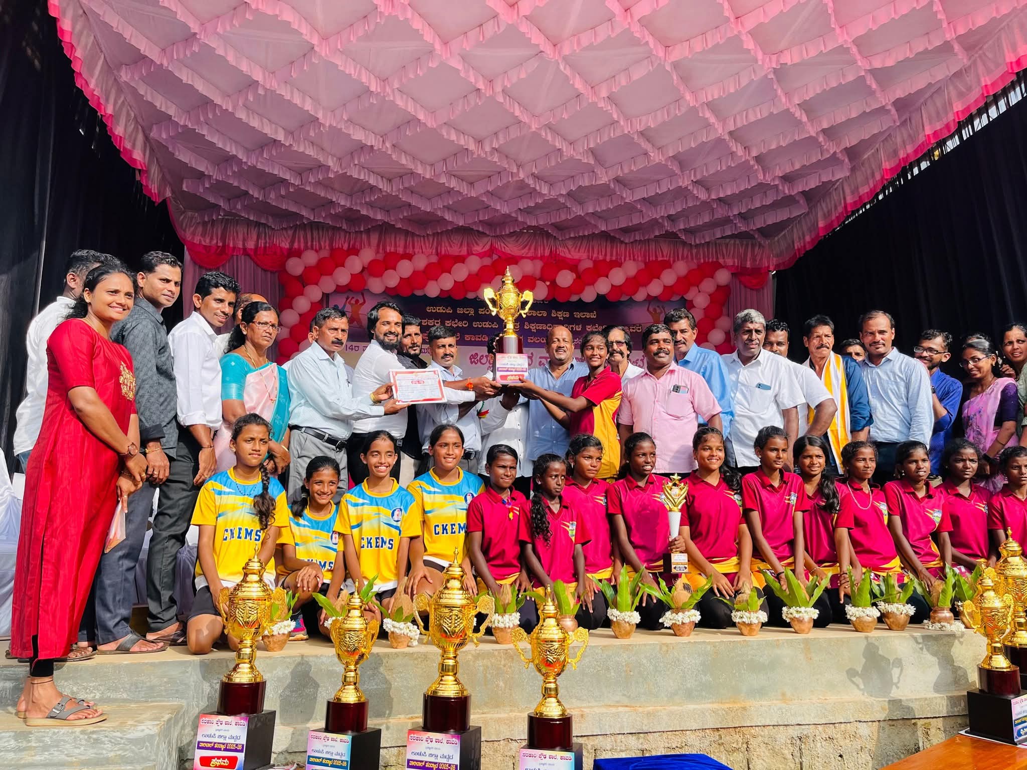 ಕ್ರೈಸ್ಟ್ ಕಿಂಗ್ ಉಡುಪಿ ಜಿಲ್ಲಾ ಮಟ್ಟದ ವಾಲಿಬಾಲ್ ಪಂದ್ಯಾಟದಲ್ಲಿ ಪ್ರಾಥಮಿಕ ಮತ್ತು ಪ್ರೌಢಶಾಲಾ ವಿಭಾಗದ ಬಾಲಕಿಯರ ತಂಡ ಪ್ರಥಮ ಸ್ಥಾನ ಪಡೆದು ಮೈಸೂರು ವಿಭಾಗ ಮಟ್ಟದ ಪಂದ್ಯಾಟಕ್ಕೆ ಆಯ್ಕೆ