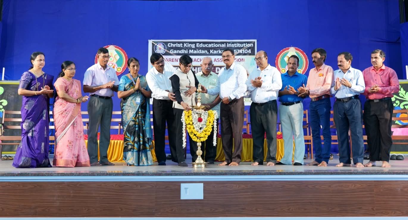 ಕಾರ್ಕಳ: ಇಲ್ಲಿನ ಪ್ರತಿಷ್ಠಿತ ಕ್ರೈಸ್ಟ್ ಕಿಂಗ್ ಶಿಕ್ಷಣ ಸಂಸ್ಥೆಯ ನೂತನವಾಗಿ ಉದ್ಘಾಟನೆಗೊಂಡ ಕಾಲೇಜು ಸಭಾಂಗಣದಲ್ಲಿ ಶಿಕ್ಷಕರ ರಕ್ಷಣಾ ಸಂಘದ ಆಶ್ರಯದಲ್ಲಿ ಶಿಕ್ಷಕರ ದಿನವನ್ನು ಆಚರಿಸಲಾಯಿತು.