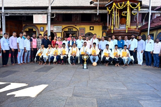 ಕೊಲ್ಲೂರು ಮೂಕಾಂಬಿಕಾ ದೇವಳದ ಪಿಯು ಕಾಲೇಜು ತಂಡಕ್ಕೆ ರಾಜ್ಯ ಮಟ್ಟದ ನೆಟ್‌ಬಾಲ್ ಕಿರೀಟ ವಿಜೇತರಿಗೆ ದೇವಳದಲ್ಲಿ ಸನ್ಮಾನ