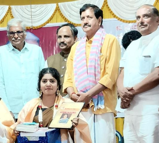 ಅನಿತಾ ಪಿ ತಾಕೊಡೆ ಪ್ರಶಸ್ತಿ ವಿಜೇತ ’ಮೇಣಕ್ಕಂಟಿದ ಬತ್ತಿ” ಕವನ ಸಂಕಲನ ಲೋಕಾರ್ಪಣೆ,