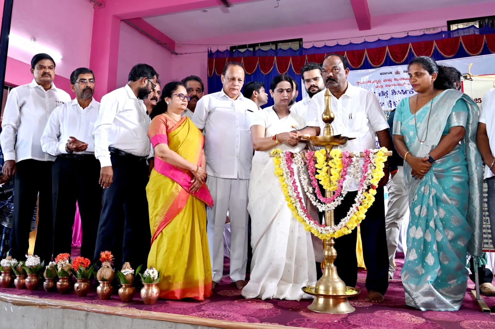 ಶಿರ್ವ ಗ್ರಾಮ ಪಂಚಾಯತ್ 2.80 ಕೋಟಿ ರಸ್ತೆಯ ಕಾಮಗಾರಿಯ ಗುದ್ದಲಿ ಪೂಜೆ ಸಚಿವೆ ಶ್ರೀಮತಿ ಲಕ್ಷ್ಮಿ ಆರ್ ಹೆಬ್ಬಾಳ್ಕರ್*