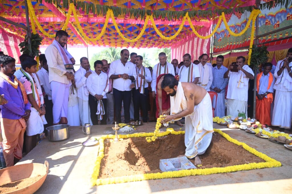 ಗರ್ಭಗುಡಿಯ  ಶಿಲನ್ಯಾಸ  ಕಾರ್ಯಕ್ರಮ
