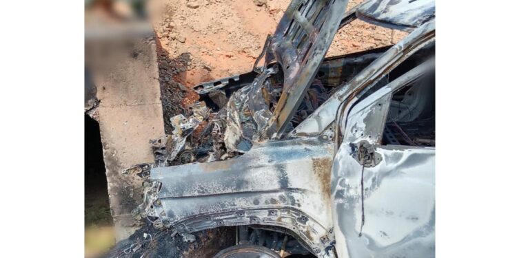 ಮೋರಿಗೆ ಡಿಕ್ಕಿಯಾಗಿ ಹೊತ್ತಿ ಉರಿದ ಕಾರು…!!!