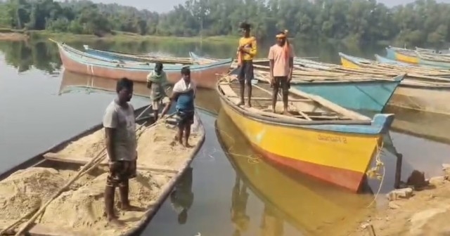 ವಾರಾಹಿ ನದಿಯಲ್ಲಿ ಅಕ್ರಮ ಮರಳುಗಾರಿಕೆ: 11 ಮಂದಿಯ ಬಂಧನ