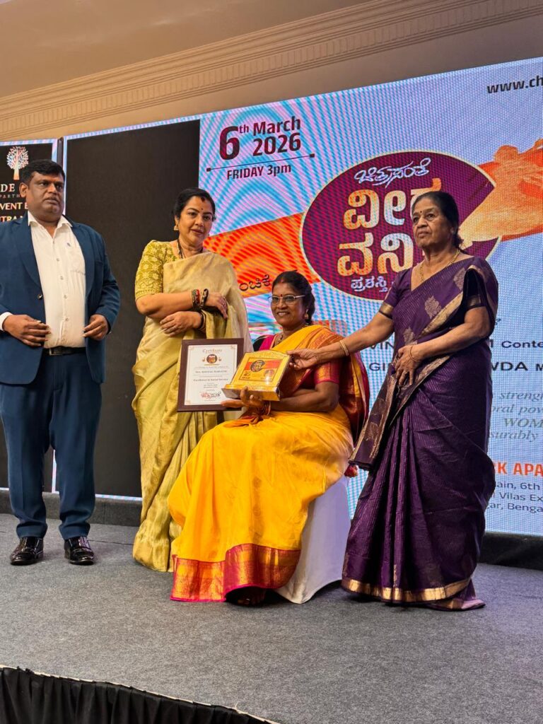 ರೇಖಾ ಜಿ ಮರಾಠೆ ಮಡಿಲಿಗೆ, ವೀರ ವನಿತಾ ಪ್ರಶಸ್ತಿ