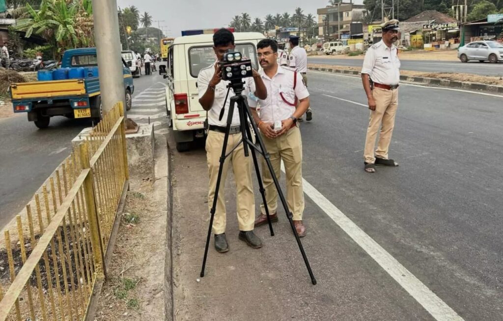 ವೇಗಕ್ಕಿಂತ ಹೆಚ್ಚು ವೇಗದಲ್ಲಿ ಸಂಚರಿಸಿದ ವಾಹನಗಳನ್ನು ಸ್ಪೀಡ್ ರಾಡ‌ರ್ ಗನ್ (ವೇಗ ಪರಿಶೀಲನೆ ಯಂತ್ರ) ಮೂಲಕ ಪತ್ತೆ ಮಾಡಿ ವಾಹನ ತಡೆದು ದಂಡ