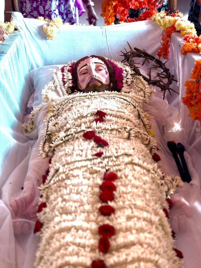 ಮೊಂಬತ್ತಿ ಬೆಳಕಿನಲ್ಲಿ ಜಗತ್ ಶಾಂತಿ ಸಂದೇಶ: ಬೊರಿಮಾರ್ ಚರ್ಚ್‌ನಲ್ಲಿ ಪವಿತ್ರ ಗುಡ್ ಫ್ರೈಡೇ ಆಚರಣೆ*