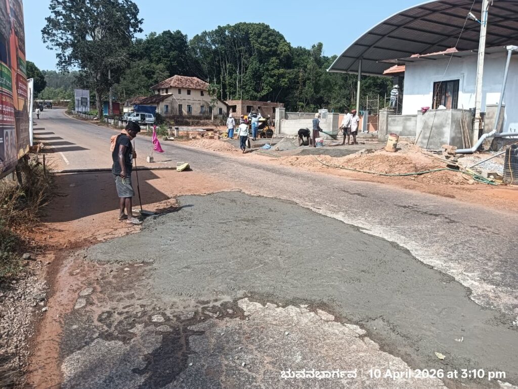 ಕೊಳಲಗಿರಿ ಮಣಿಪಾಲ ಹೋಗುವ,ಫರಾರಿ ಬೊಬ್ಬರ್ಯ ದೇವಸ್ಥಾನದ ಎದುರುಗಡೆ ಅಪಾಯಕಾರಿ ಹೊಂಡ ಮುಚ್ಚಿಸಿದ ಶ್ರೀ ಬೊಬ್ಬರ್ಯ ಜೀರ್ಣೋದ್ಧಾರ ಸಮಿತಿ