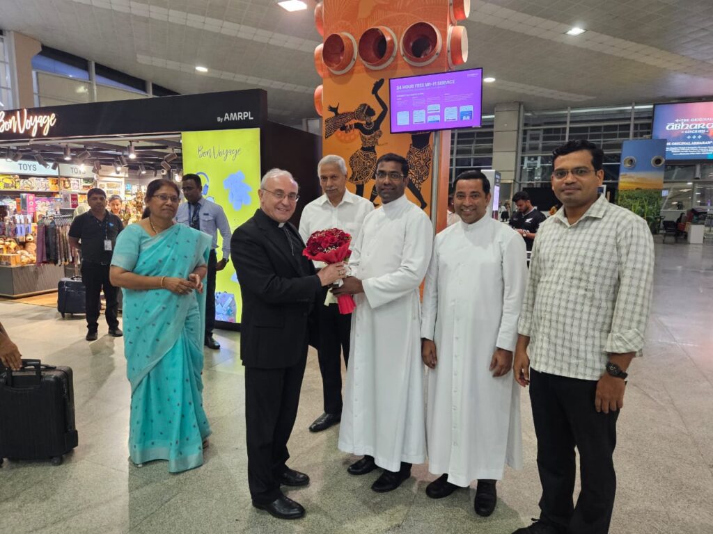 ಭಾರತ ಮತ್ತು ನೇಪಾಳದ ಅಪೊಸ್ತೊಲಿಕ್ ನುನ್ಸಿಯೋ (ಪೋಪ್ ಅವರ ವ್ಯಾಟಿಕನ್ ರಾಯಭಾರಿ) ಡಾ. ಲಿಯೋ ಪೋಲ್ಡೊ ಗಿರೆಲ್ಲಿ ಗೆ ಸ್ವಾಗತ