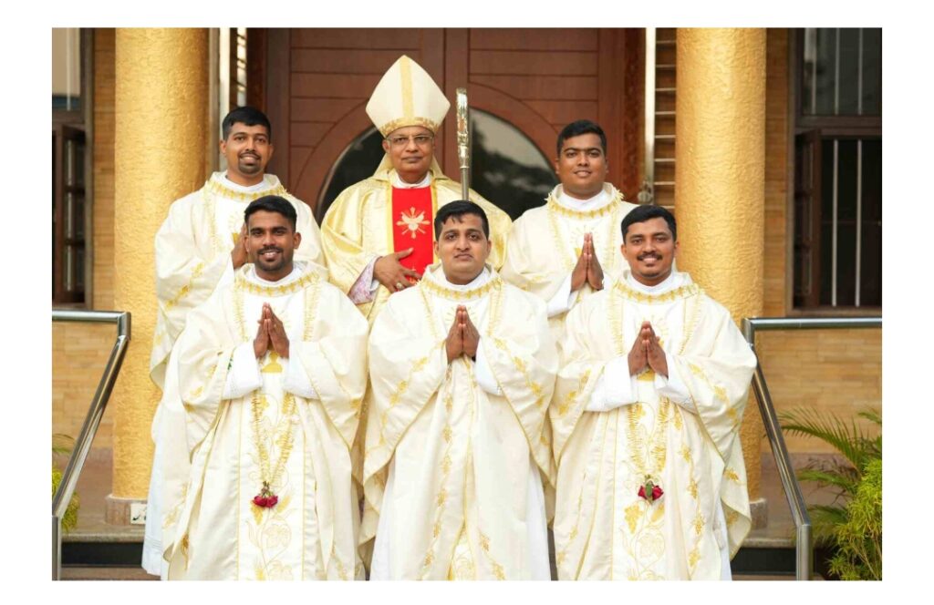 ಮಂಗಳೂರು ಧರ್ಮಕ್ಷೇತ್ರಕ್ಕೆ ಐವರು ನೂತನ ಯಾಜಕರ ಸೇರ್ಪಡೆ: ಕುಲಶೇಖರ ಚರ್ಚ್‌ನಲ್ಲಿ ಭವ್ಯ ದೀಕ್ಷಾ ಪ್ರದಾನ ಸಮಾರಂಭ