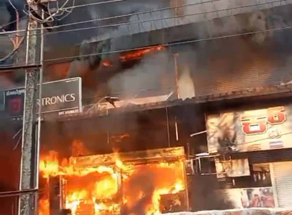 ಉಡುಪಿ ನಗರದಲ್ಲಿರುವ ಖಾದರ್ ಕಮರ್ಷಿಯಲ್ ಕಾಂಪ್ಲೆಕ್ಸ್‌ನಲ್ಲಿ ಭೀಕರ ಬೆಂಕಿ