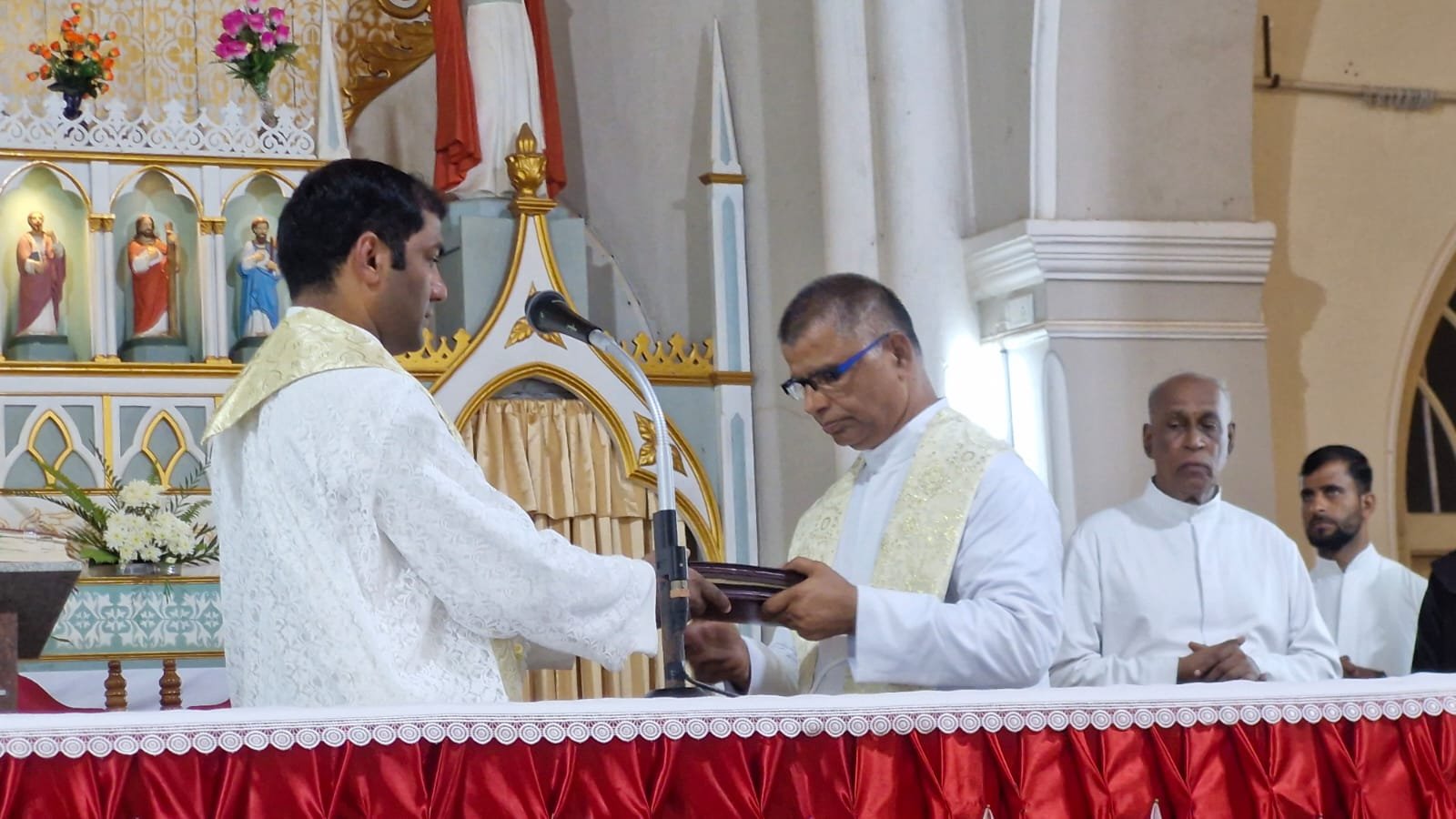 ಶಿರ್ವ ಚರ್ಚಿನ ನೂತನ ಧರ್ಮ ಗುರುಗಳಾಗಿ ಫಾ. ಚಾರ್ಲ್ಸ್ ಮಿನೇಜಸ್ ಅಧಿಕಾರ ಸ್ವೀಕಾರ*