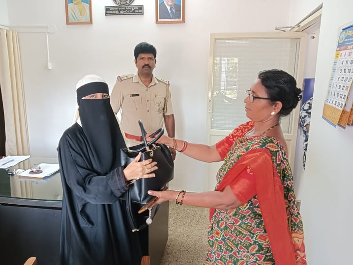 ಪಡುಬಿದ್ರಿ ಬಸ್ ಸ್ಟ್ಯಾಂಡ್‌ನಲ್ಲಿ ಸಿಕ್ಕ 50 ಸಾವಿರದ ಚಿನ್ನದ ಬ್ಯಾಗ್ ವಾರಸುದಾರರಿಗೆ ಹಸ್ತಾಂತರ: ರಿಕ್ಷಾ ಚಾಲಕನ ಪ್ರಾಮಾಣಿಕತೆ