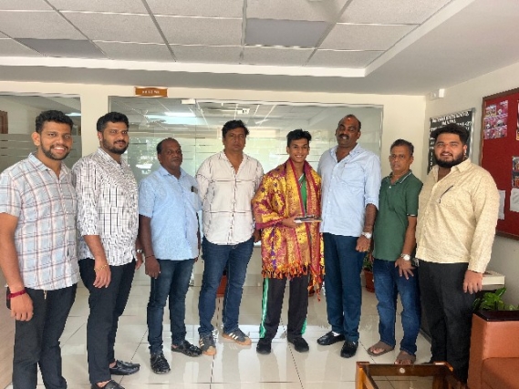 ಶಾಲಾ ಬಸ್ ನಿಯಂತ್ರಣ ತಪ್ಪಿದ ವೇಳೆ ಸಮಯಪ್ರಜ್ಞೆ ಮೆರೆದ ವಿದ್ಯಾರ್ಥಿಗೆ ಶಾಸಕ ಯಶ್ಪಾಲ್ ಅಭಿನಂದನೆ
