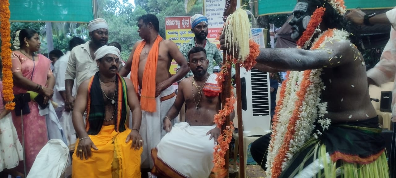 ಹಾವಂಜೆ ಕೊರಗಜ್ಜ ಕ್ಷೇತ್ರದಲ್ಲಿ ಕೋಲಸೇವೆಯ ಸಂದರ್ಭದಲ್ಲಿ ಹಲವಾರು ಧಾರ್ಮಿಕ ಕೇಂದ್ರಗಳಲ್ಲಿ ಸೇವೆ ಸಲ್ಲಿಸಿದವರಿಗೆ ಹಾಗೂ ಸಮಾಜಸೇವೆ ಮಾಡಿದ ಸಾಧಕರಿಗೆ ಸನ್ಮಾನ