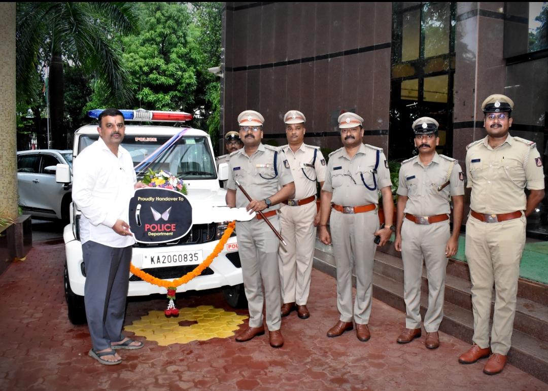 ಕಾರ್ಕಳ ವಿಧಾನಸಭಾ ಕ್ಷೇತ್ರದ ಶಾಸಕರಾದ  ಸುನೀಲ್ ಕುಮಾರ್ ಇವರು ತಮ್ಮ ಪ್ರದೇಶ ಅಭಿವೃದ್ಧಿ ನಿಧಿ ಅಡಿಯಲ್ಲಿ ಮಹೇಂದ್ರ ಕಂಪನಿಯ ಬೊಲೆರೋ ಜೀಪ್ ನ್ನು ಉಡುಪಿ ಜಿಲ್ಲಾ ಪೊಲೀಸ್ ಇಲಾಖೆಗೆ ಹಸ್ತಾಂತರ