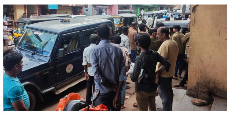 ಪುತ್ತೂರು: ರಿಕ್ಷಾ ಪಾರ್ಕಿಂಗ್ವಿಚಾರ: ಚಾಲಕರ ನಡುವೆಮಾತಿನ ಚಕಮಕಿ..!!
