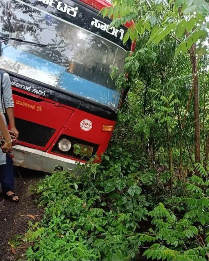 ವಾಹನ ತಪ್ಪಿಸಲು ಹೋಗಿ ಗಟಾರಕ್ಕಿಳಿದ ಬಸ್; ಪ್ರಯಾಣಿಕರು ಅಪಾಯದಿಂದ ಪಾರು