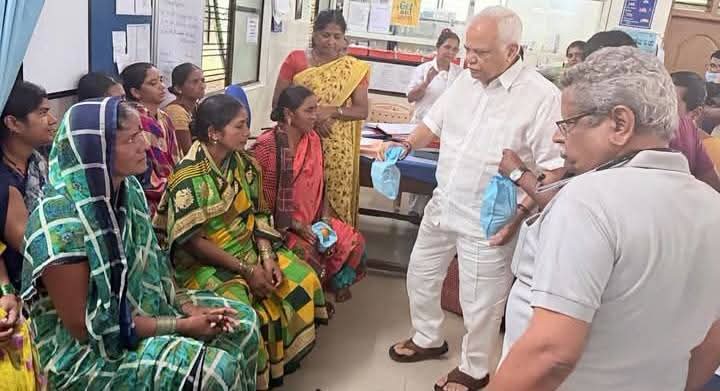 ಹಳಿಯಾಳ ಅಪಘಾತದಲ್ಲಿ ಗಾಯಗೊಂಡ ಕಾರ್ಮಿಕರ ಆರೋಗ್ಯ ವಿಚಾರಿಸಿದ ಶಾಸಕ ಆರ್.ವಿ. ದೇಶಪಾಂಡೆ