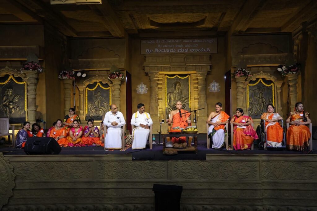 ಗುರುಪೂರ್ಣಿಮೆಯ ಅಂಗವಾಗಿ ಆಯೋಜಿಸಲಾದ ಈ ಕಾರ್ಯಕ್ರಮದಲ್ಲಿ ನೂರಾರು ಭಕ್ತರು ಪಾಲ್ಗೊಂಡು ಭಜನೆ, ನಾಮಸಂಕೀರ್ತನೆ ಹಾಗೂ ಗಾಯನದಲ್ಲಿ ಭಾಗವಹಿಸಿ ಭಕ್ತಿಭಾವ ಮೆರೆದರು.