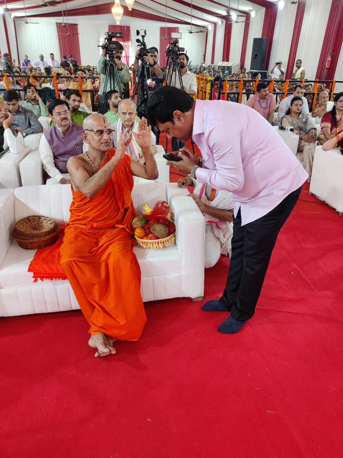 ನವದೆಹಲಿಯಲ್ಲಿ ಪೇಜಾವರ ಶ್ರೀಗಳ 39ನೇ ಚಾತುರ್ಮಾಸ್ಯ ವ್ರತ ಸಂಕಲ್ಪ; ಸಮಾರಂಭದಲ್ಲಿ ಪಾಲ್ಗೊಂಡು ಶ್ರೀಗಳ ಆಶೀರ್ವಾದ ಪಡೆದ ಸಂಸದ ಬಿ.ವೈ.ರಾಘವೇಂದ್ರ.