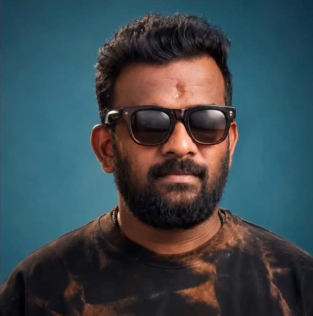 ದಿಡೀರ್ ಬ್ರೇಕ್ ಹಾಕಿದ ಬಸ್ : ಹಿಂದಿನಿಂದ ಇನ್ನೋವಾ ಕಾರು ಡಿಕ್ಕಿ : ಹುಲಿ ವೇಷದ ಖ್ಯಾತ ಕಲಾವಿದ ಸಾವು