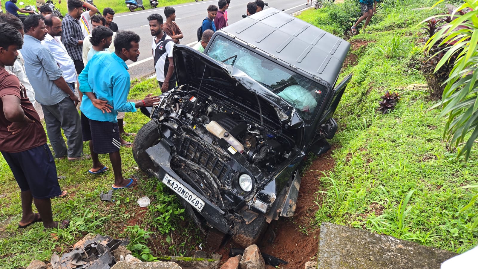 ಶಿರ್ವ: ಚಾಲಕನ ನಿಯಂತ್ರಣ ತಪ್ಪಿ ಥಾರ್ ಕಾರು ಚರಂಡಿಗೆ ಪ್ರಯಾಣಿಕರು ಪ್ರಾಣಯಾಪದಿಂದ ಪಾರು