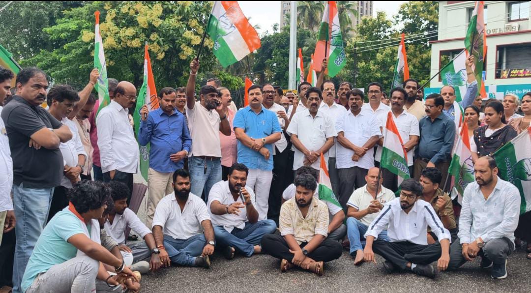 ನೀಟ್ ಪ್ರಶ್ನೆ ಪತ್ರಿಕೆ ಸೋರಿಕೆ ಖಂಡಿಸಿ ಪ್ರತಿಭಟನೆ ನಡೆಸಿದವರ ವಿರುದ್ಧ ದೌರ್ಜನ್ಯ : ಉಡುಪಿಯಲ್ಲಿ ಕಾಂಗ್ರೆಸ್ ನಿಂದ ಪ್ರತಿಭಟನೆ