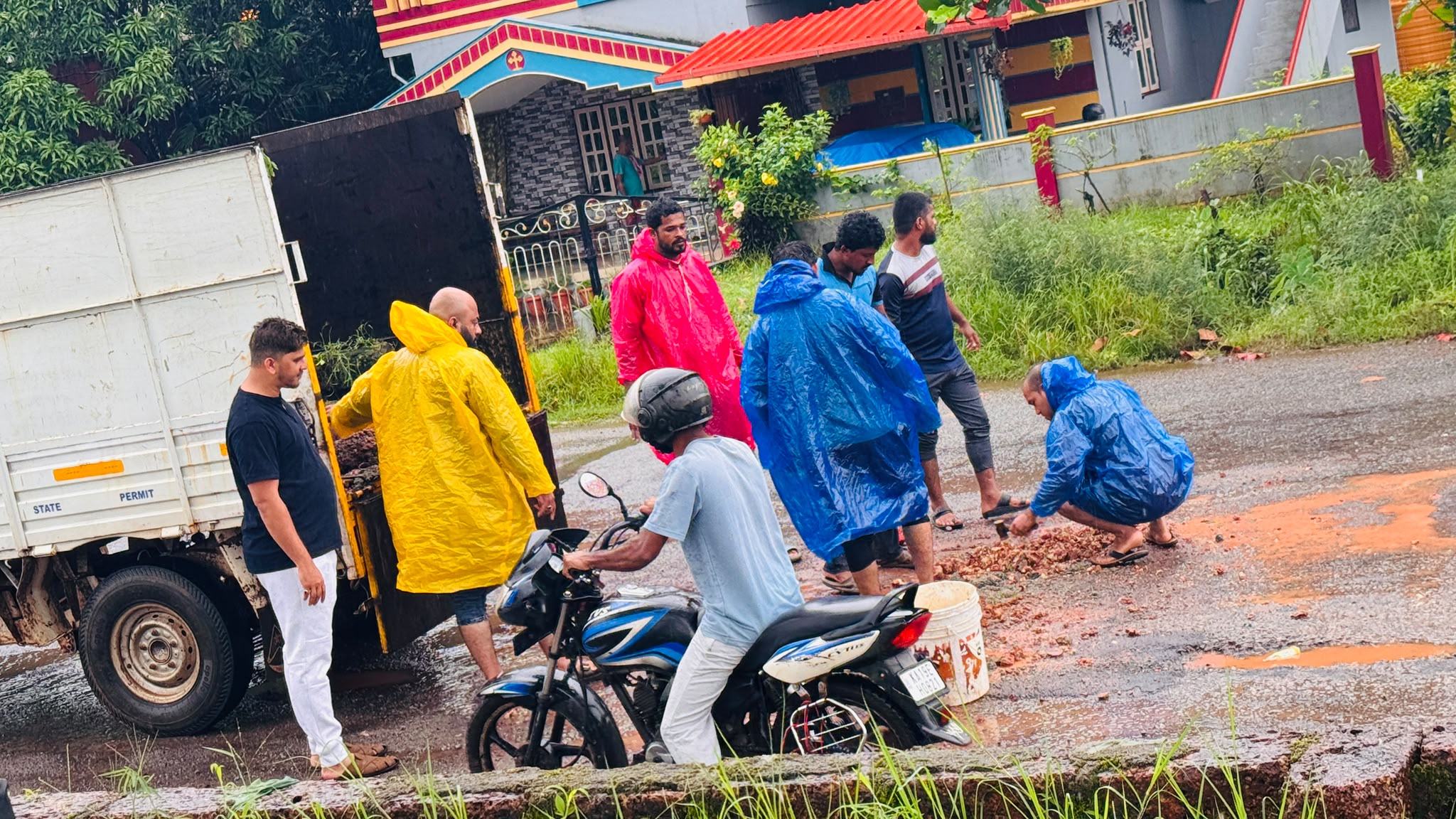 ಶಿರ್ವ -ಮಸೀದಿ ಬಳಿಯ ಯುವಕರಿಂದ ಸಮಾಜಸೇವೆ