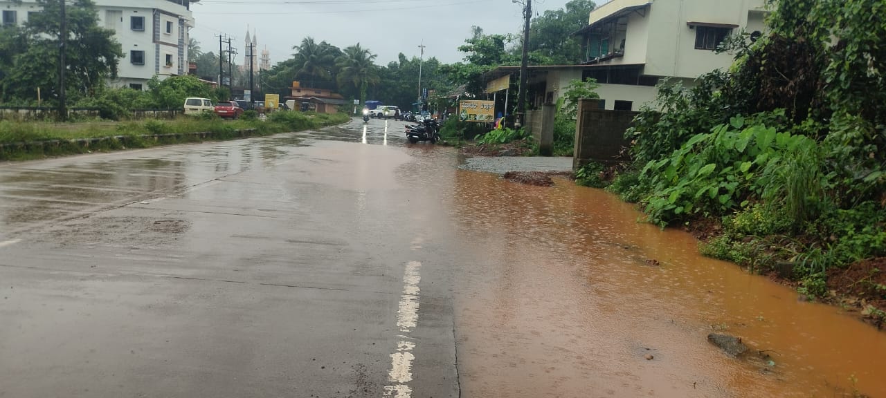 ಅಂಬಾಗಿಲು – ಮಣಿಪಾಲ ಪ್ರಮುಖ ರಸ್ತೆಯಲ್ಲಿ ನೀರು ನಿಂತು ವಾಹನ ಸವಾರರಿಗೆ ಸಂಕಷ್ಟ