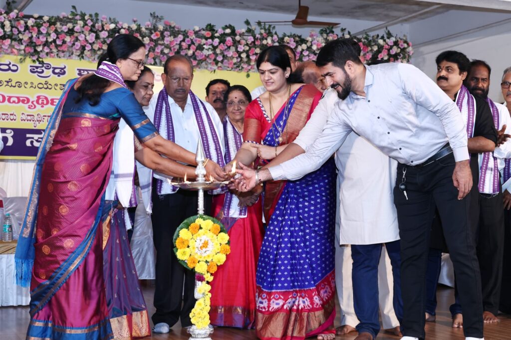ಶ್ರೀ ನಾರಾಯಣಗುರು ಪ್ರೌಢಶಾಲೆ, ಪಡುಬೆಳ್ಳೆ ಇಬ್ಬರು ಆದರ್ಶ ಶಿಕ್ಷಕರಿಗೆ ಹಳೆ ವಿದ್ಯಾರ್ಥಿಗಳಿಂದ ಅದ್ದೂರಿ ಬೀಳ್ಕೊಡುಗೆ