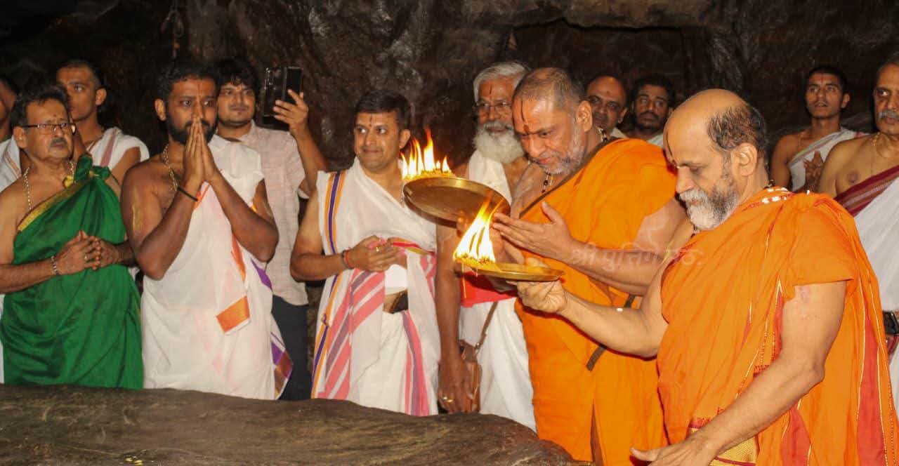 ಗೋವರ್ಧನ ಕ್ಷೇತ್ರಕ್ಕೆ ಮಂತ್ರಾಲಯ ಮಠಾಧೀಶರಾದ ಪರಮ ಪೂಜ್ಯ ಶ್ರೀ ಸುಬುಧೇಂದ್ರ ತೀರ್ಥ ಶ್ರೀಪಾದರ ಭೇಟಿ..!!
