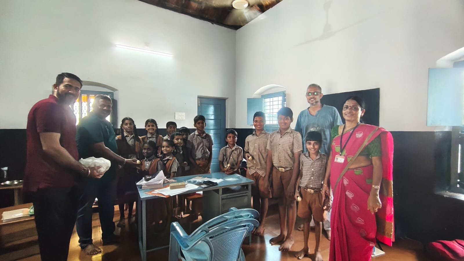 ಶ್ರೀ ನಾರಾಯಣ ಗುರು ಪ್ರೌಡಶಾಲೆ ಪಡುಬೆಳ್ಳೆ ಹಳೆ ವಿದ್ಯಾರ್ಥಿಗಳಿಂದ ಸ್ಥಳೀಯ ಶಾಲೆಗಳು ಹಾಗೂ ಮಾನಸ ಪುನರ್ವಸತಿ ಕೇಂದ್ರಕ್ಕೆ ಸಿಹಿತಿಂಡಿ ವಿತರಣೆ