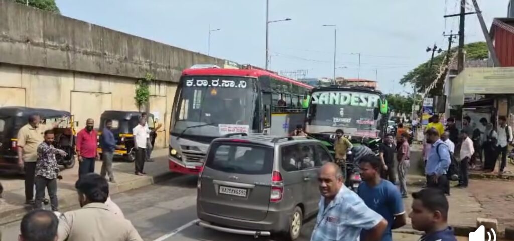 ಕಾಪು: ಸಮಯದ ಸ್ಪರ್ಧೆಗೆ ಖಾಸಗಿ ಬಸ್‌ಗಳ ನಡುವೆ ಭೀಕರ ಡಿಕ್ಕಿ – ಸಾರ್ವಜನಿಕರಲ್ಲಿ ಆತಂಕ!