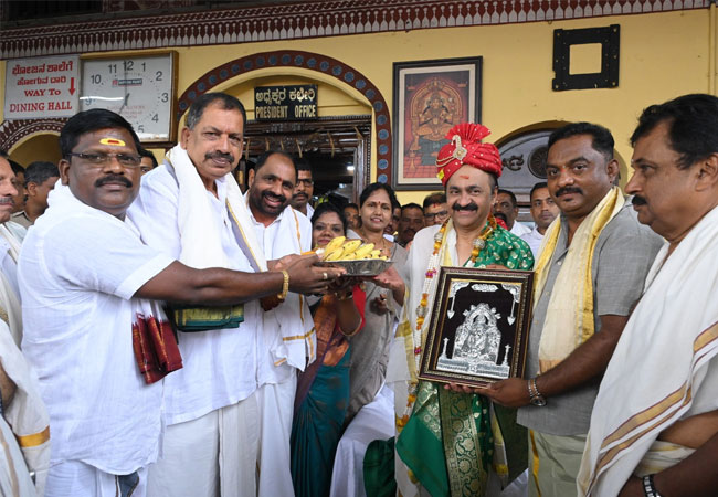 ಕೇರಳ ಸಿಎಂ ವಿ.ಡಿ. ಸತೀಶನ್ ಕೊಲ್ಲೂರು ಮೂಕಾಂಬಿಕ ದೇಗುಲಕ್ಕೆ ಭೇಟಿ