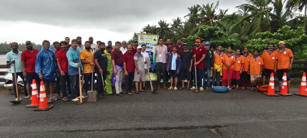 ಬಾರ್ಕೂರು ಕಚ್ಚೂರು ಸೇತುವೆಯ ಮೇಲ್ಭಾಗದ ಸ್ವಚ್ಛತಾ ಕಾರ್ಯ