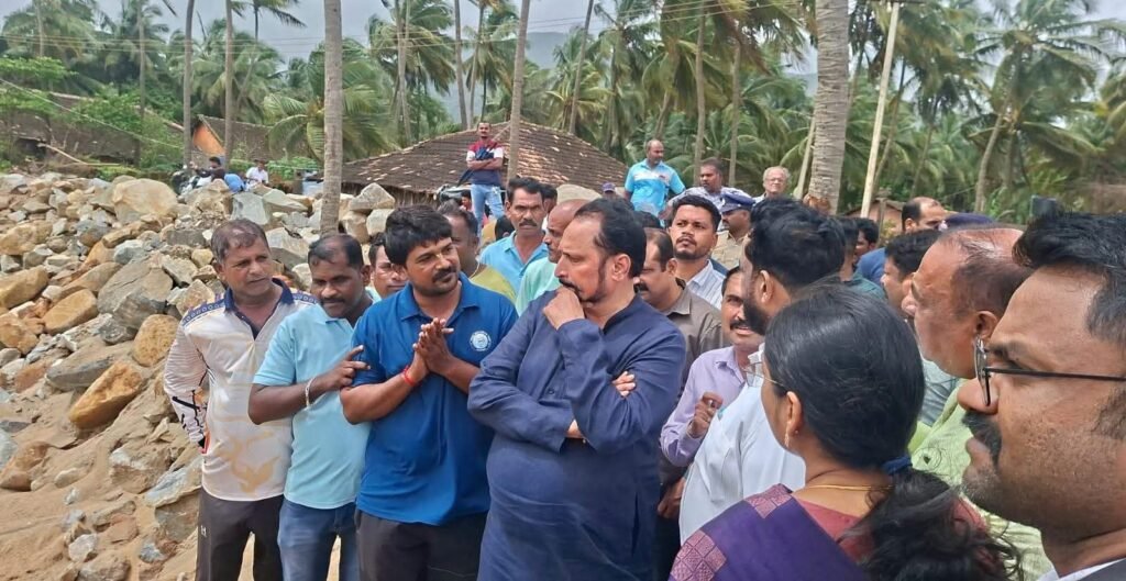 ಹಾರವಾಡ ಕಡಲಕೊರೆತಕ್ಕೆ ಶಾಶ್ವತ ಪರಿಹಾರ ಅಗತ್ಯ: ಸಚಿವ ಲಕ್ಷ್ಮಣ ಸವದಿ