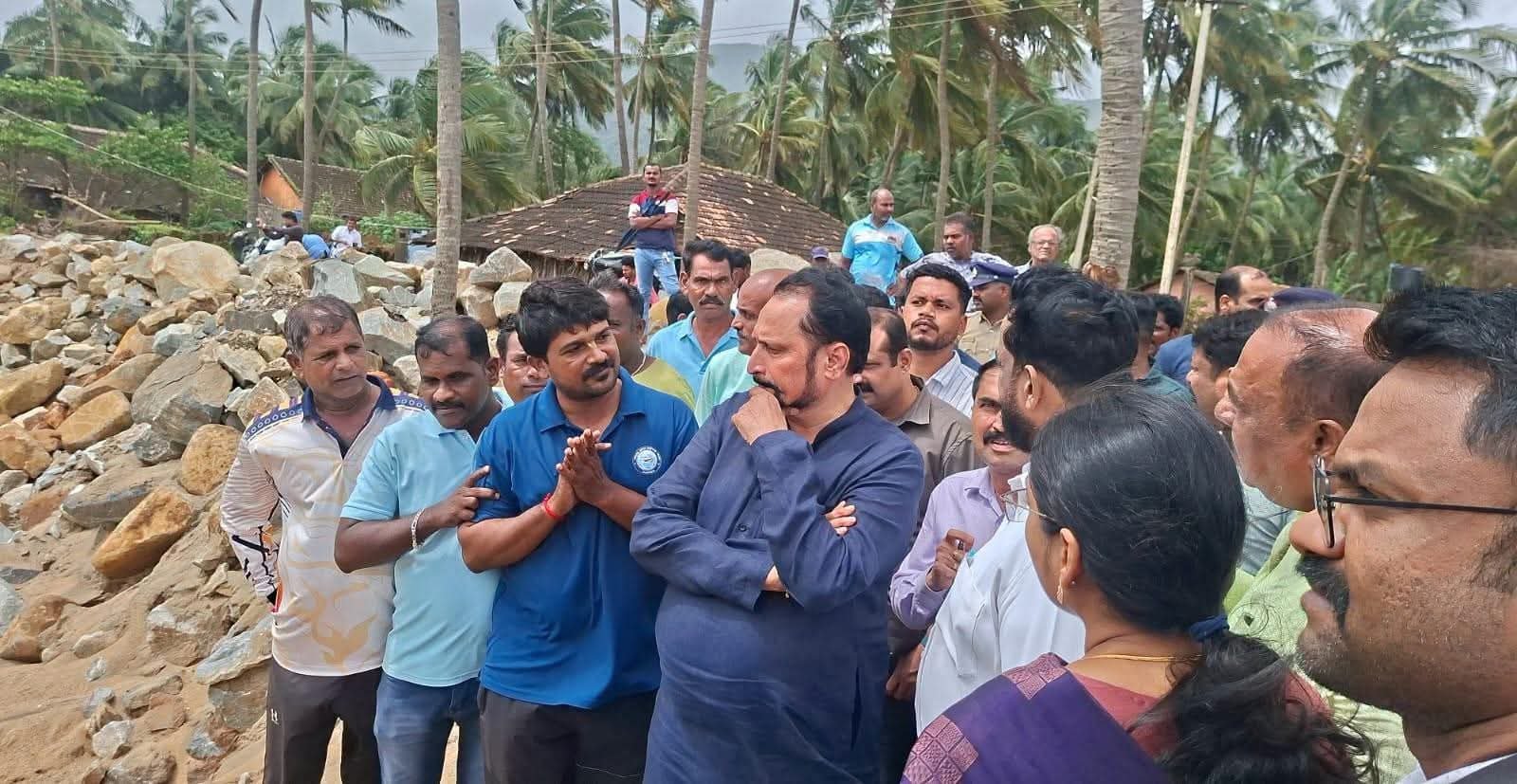 ಹಾರವಾಡ ಕಡಲಕೊರೆತಕ್ಕೆ ಶಾಶ್ವತ ಪರಿಹಾರ ಅಗತ್ಯ: ಸಚಿವ ಲಕ್ಷ್ಮಣ ಸವದಿ