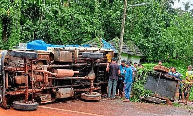 ಮೂಡುಬಿದಿರೆ: ಜನರೇಟರ್ ಸಾಗಿಸುತ್ತಿದ್ದ ಪಿಕಪ್ ವಾಹನ ಪಲ್ಟಿ; ಸಂಚಾರ ಅಸ್ತವ್ಯಸ್ತ