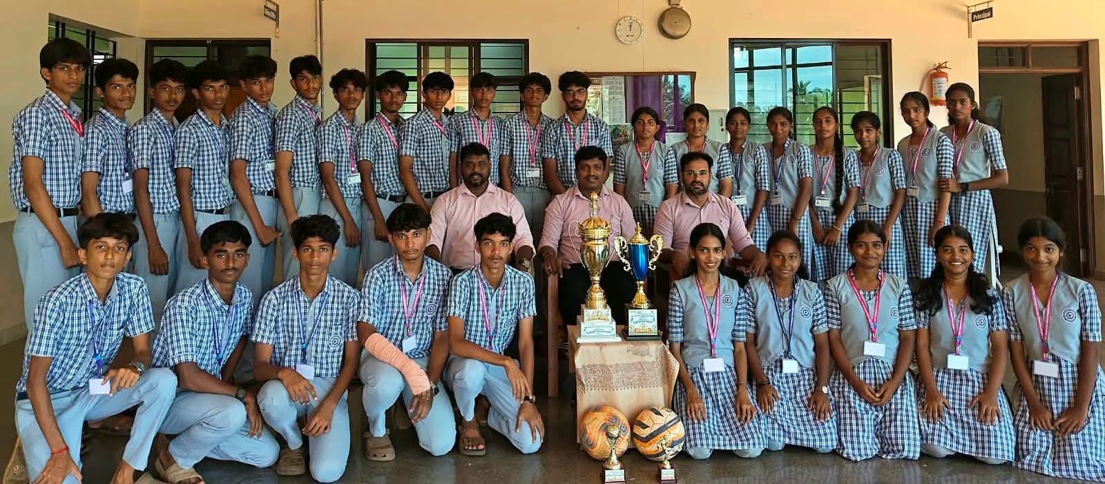 ಫುಟ್ಬಾಲ್ ಅಂಗಳದಲ್ಲಿ ಚಾಂಪಿಯನ್ ಕಿರೀಟ : ಶ್ರೀ ವೆಂಕಟರಮಣ ಪದವಿ ಪೂರ್ವ ಕಾಲೇಜಿನ ಬಾಲಕ – ಬಾಲಕಿಯರ ತಂಡ ಜಿಲ್ಲಾ ಮಟ್ಟಕ್ಕೆ ಆಯ್ಕೆ