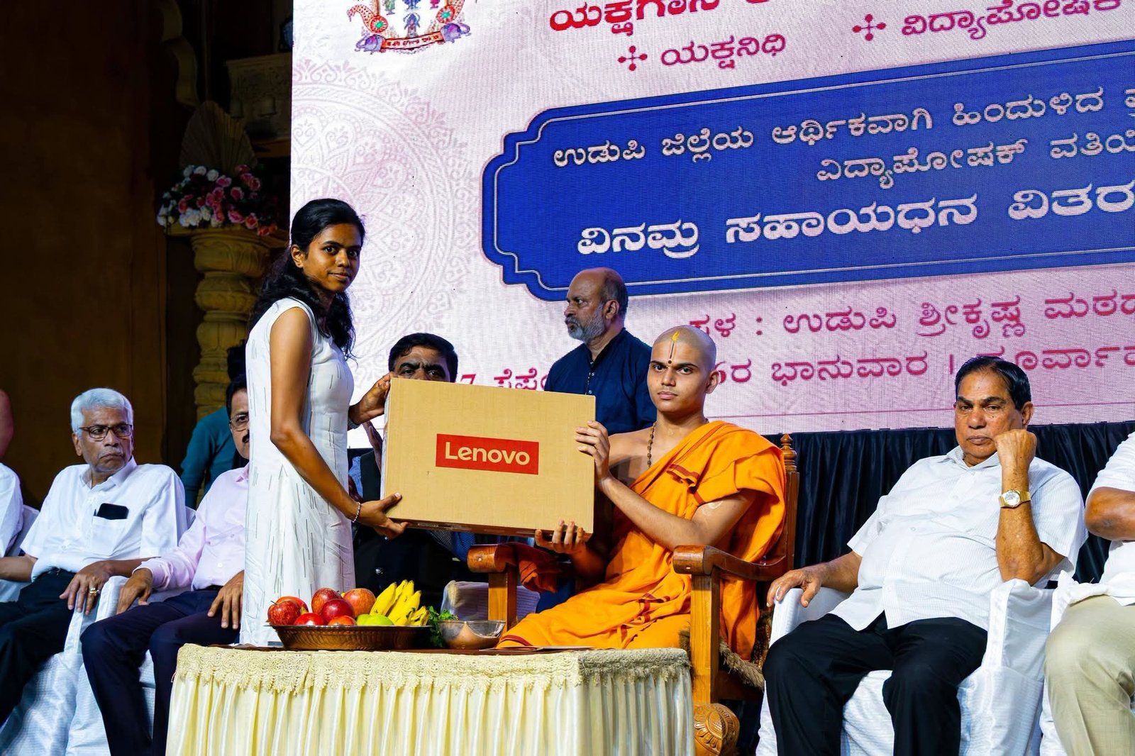 ಉಡುಪಿ ಶ್ರೀಕೃಷ್ಣ ಮಠದಲ್ಲಿ ಪ್ರತಿಭಾನ್ವಿತ ವಿದ್ಯಾರ್ಥಿಗಳಿಗೆ ವಿದ್ಯಾಪೋಷಕ್ ಸಹಾಯಧನ ವಿತರಣೆ