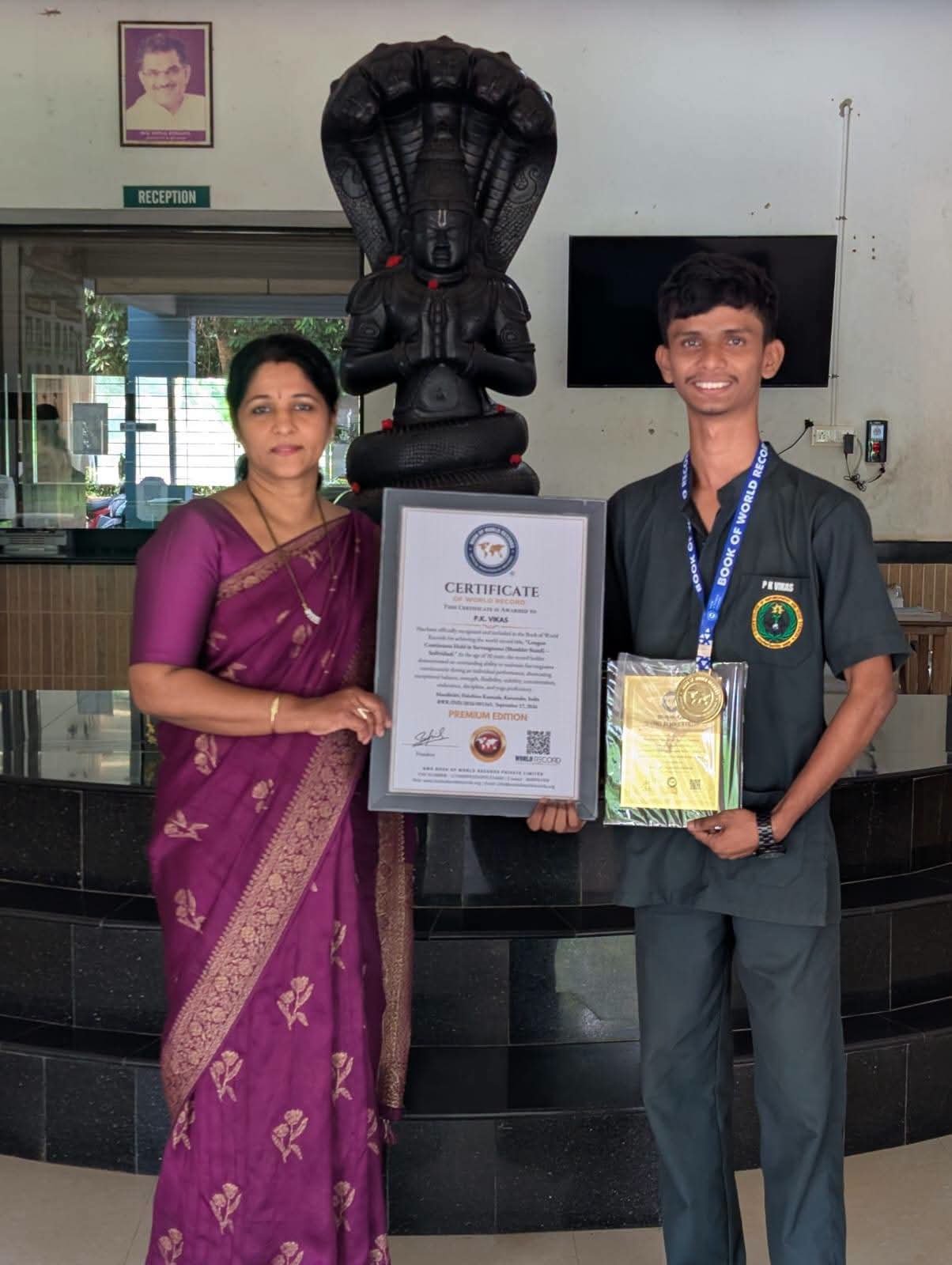 ಯೋಗ ಕ್ಷೇತ್ರದಲ್ಲಿ ಮೂಡುಬಿದಿರೆ ಆಳ್ವಾಸ್ ಕಾಲೇಜು ವಿದ್ಯಾರ್ಥಿ ವಿಕಾಸ್‌ಗೆ ವಿಶ್ವ ದಾಖಲೆ ಗೌರವ