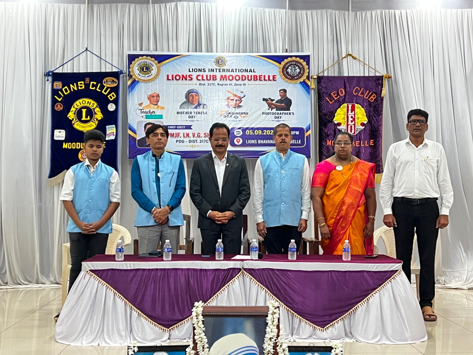ಮೂಡುಬೆಳ್ಳೆ, ಸೆ.5: ಲಯನ್ಸ್ ಕ್ಲಬ್ ಮೂಡುಬೆಳ್ಳೆ ವತಿಯಿಂದ ಶಿಕ್ಷಕರ ದಿನ, ಸಂತ ಮದರ್ ತೆರೇಸಾ ದಿನ, ಎಂಜಿನಿಯರ್‌ಗಳ ದಿನ ಮತ್ತು ಛಾಯಾಗ್ರಾಹಕರ ದಿನಾಚರಣೆ ಆಚರಣೆ – ವೃತ್ತಿಪರರಿಗೆ ಗಿಡ ನೀಡಿ ಗೌರವ*