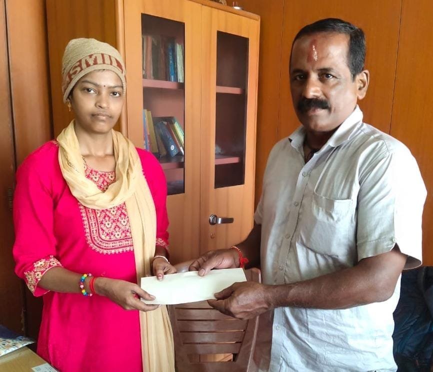ದೈವಜ್ಞ ಕ್ರೆಡಿಟ್ ಕೋ ಆಪರೇಟಿವ್ ಸೊಸೈಟಿಯ ಸನ್ಮಾನದ ಗೌರವ ಧನ ಒಂಟಿ ಕ್ಯಾನ್ಸರ್ ಪೀಡಿತ ಮಹಿಳೆಯ ಚಿಕಿತ್ಸೆಗೆ